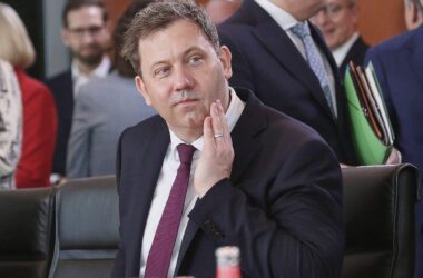 Kanzler im Urlaub - Klingbeil soll wieder Kabinettssitzung leiten
