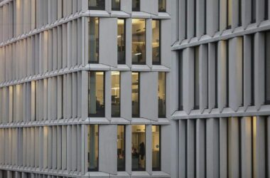Arbeitszeit pro Kopf leicht gesunken - Ältere trotzen dem Trend