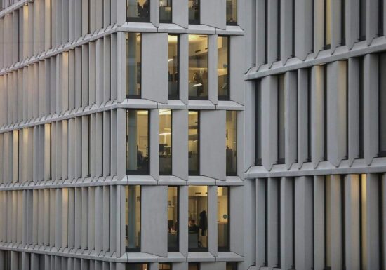 Arbeitszeit pro Kopf leicht gesunken - Ältere trotzen dem Trend