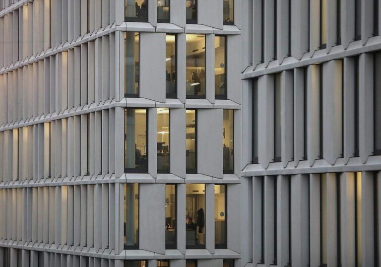 Arbeitszeit pro Kopf leicht gesunken - Ältere trotzen dem Trend