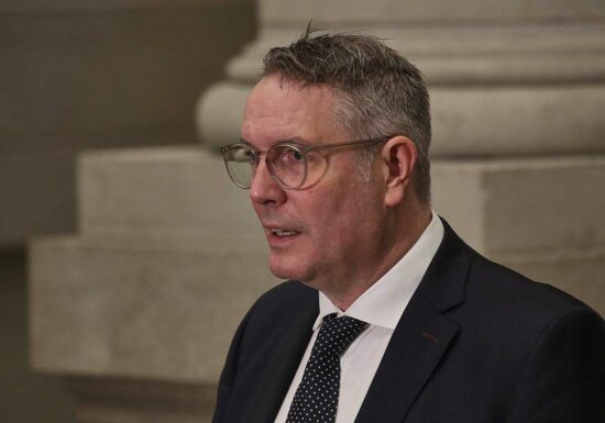 Schweitzer pocht auf Frau als Bundespräsidentin