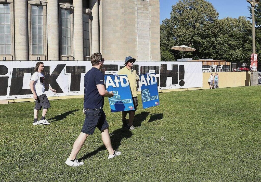 AfD-Protest vor Berliner Volksbühne endet mit Tumult