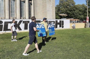AfD-Protest vor Berliner Volksbühne endet mit Tumult