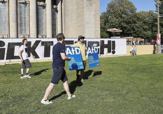 AfD-Protest vor Berliner Volksbühne endet mit Tumult