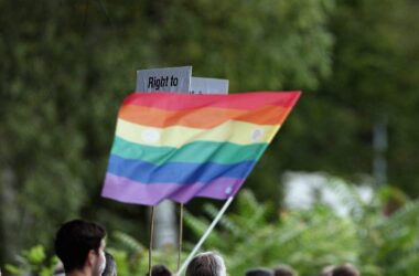 Grüne kritisieren Prien wegen Kürzung von CSD-Förderung