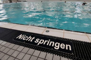 Schwimmmeister mahnen Eltern zu mehr Aufsicht in Bädern