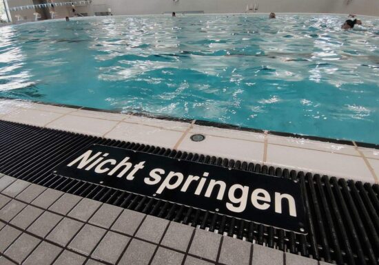 Schwimmmeister mahnen Eltern zu mehr Aufsicht in Bädern