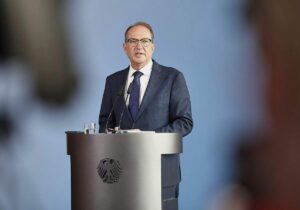 Dobrindt bestätigt Waffenfund - Ausländische Geheimdienste helfen