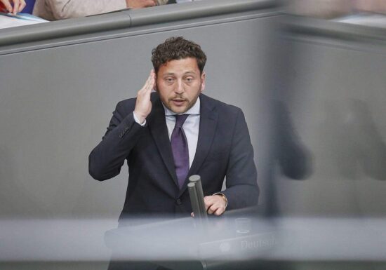 Grünen-Chef kritisiert Attestpflicht als "Quatsch"