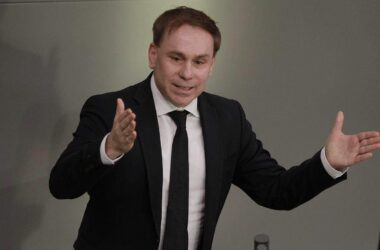BPB: Ullrich will Demokratiekrise aktiv begegnen