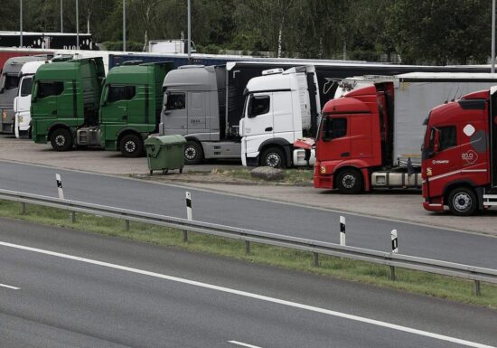 Grüne streiten über Lockerung des Lkw-Sonntagsfahrverbots