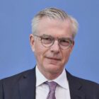 Wirtschaftsweiser fordert niedrigere Beamtenpensionen