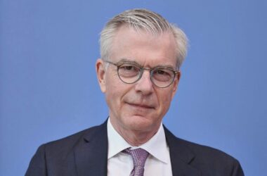 Wirtschaftsweiser fordert niedrigere Beamtenpensionen