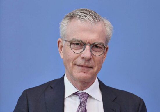 Wirtschaftsweiser fordert niedrigere Beamtenpensionen