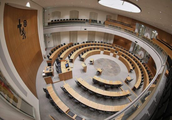 AfD scheitert mit Klage gegen Abgeordnetengesetz in Rheinland-Pfalz