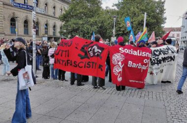 Linke Demonstranten versammeln sich am Magdeburger Hauptbahnhof