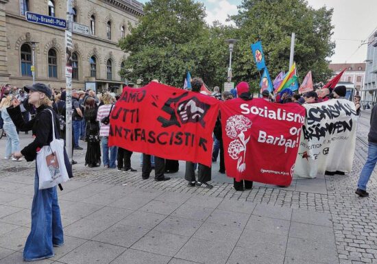Linke Demonstranten versammeln sich am Magdeburger Hauptbahnhof