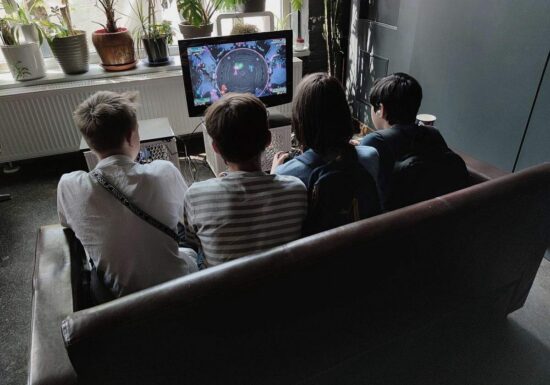 Prien lehnt Tracking von Kindern durch Eltern ab