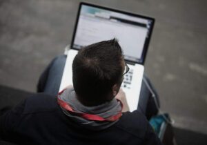 Umfrage: Mehrheit sieht KI als Gefahr für Demokratie