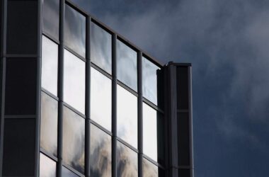 Randstad- und Ifo-Umfrage: Firmen planen mehr befristete Verträge