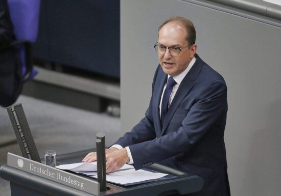 Dobrindt wirbt für "aktive Sicherheitspolitik"