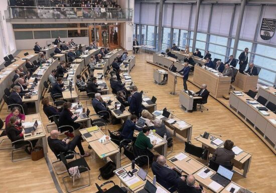 Frauenanteil in Länderparlamenten steigt nur leicht
