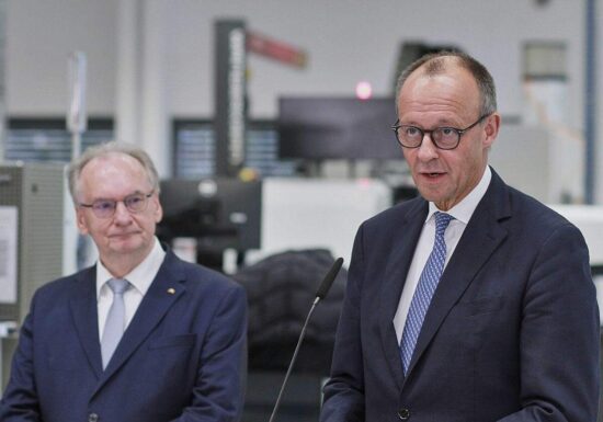 Haseloff lehnt AfD-Verbotsverfahren ab und stützt Merz