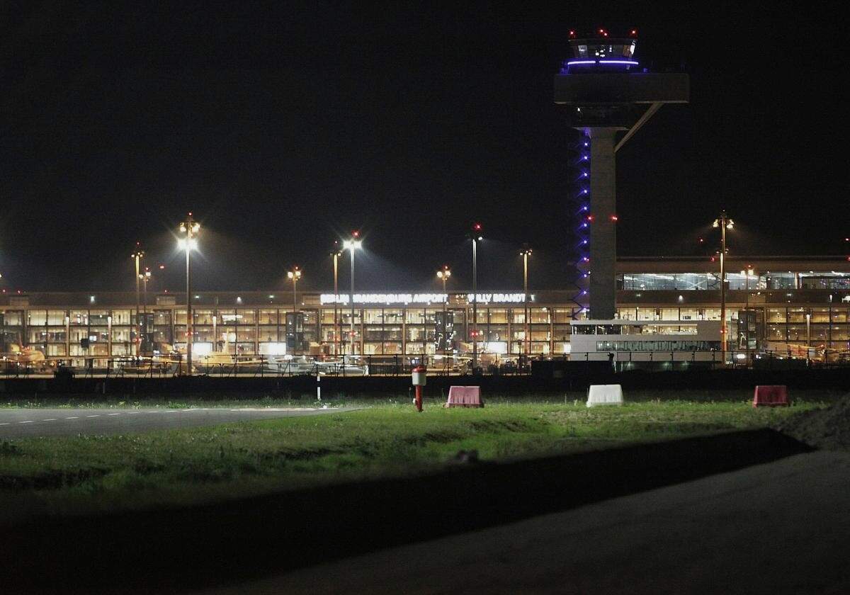 Drohnensichtung führt zu Luftraumsperrung am Flughafen BER - Hubu.de - News & FreeMail