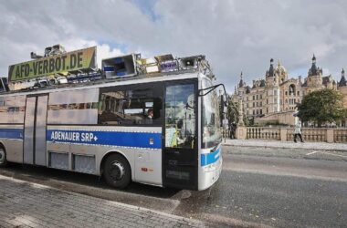 Demo für AfD-Verbot vor Schweriner Schloss