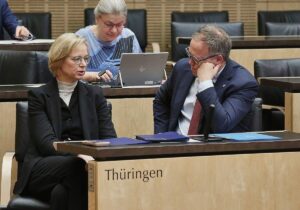 Voigt will mit BSW-Abtrünnigen weiterregieren