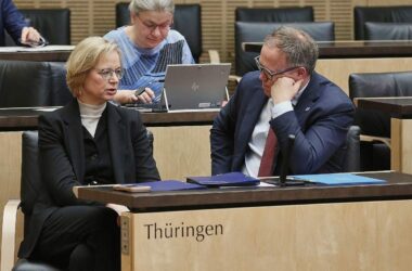 Voigt will mit BSW-Abtrünnigen weiterregieren