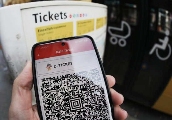 Offiziell: Preis für Deutschlandticket steigt um 3,80 Euro.