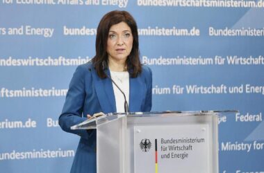 SPD wirft Reiche mangelnde Konzentration auf Ministerium vor