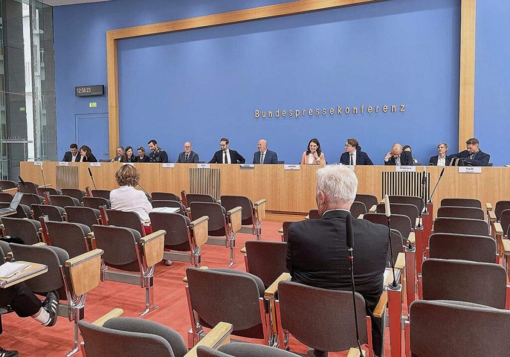 Bundesregierung fordert von Bevölkerung "Vertrauen"