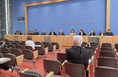 Bundesregierung fordert von Bevölkerung "Vertrauen"