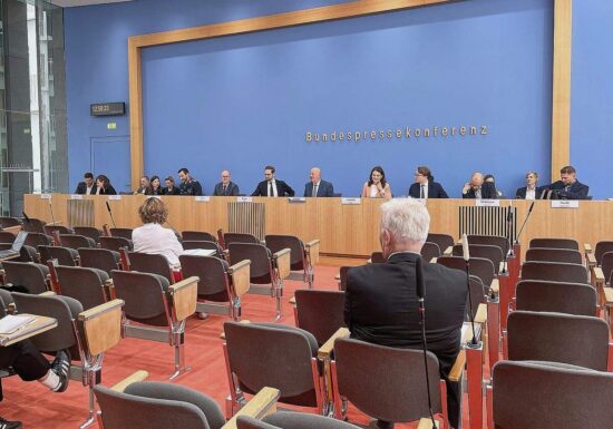Bundesregierung fordert von Bevölkerung "Vertrauen"