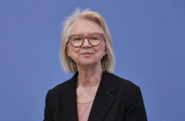 Schnitzer kritisiert Tankrabatt und Rentenreform