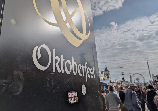 Mitarbeiter eines Fahrgeschäfts stirbt nach Unfall auf Oktoberfest