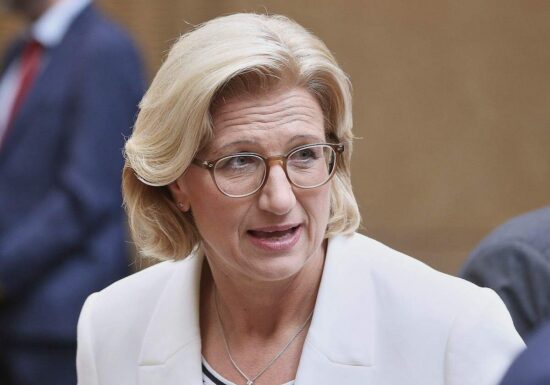 Rehlinger kritisiert Verzögerungen beim Tankrabatt
