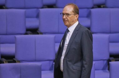 Dobrindt kündigt "klare Kante gegenüber Sozialbetrügern" an