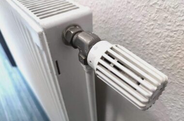 Strom- und Gaspreise für Haushalte im 1. Halbjahr niedriger