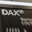 Dax startet kaum verändert - Ölpreis und Anleihen weiter bestimmend