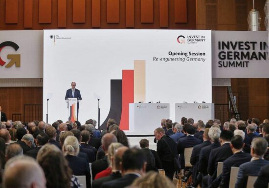 Merz verspricht Investoren "bestmögliche Rahmenbedingungen"