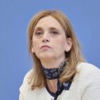 Prien sagt kommunalen Demokratie-Projekten Unterstützung zu