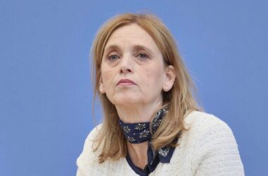Prien sagt kommunalen Demokratie-Projekten Unterstützung zu