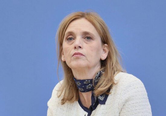 Prien sagt kommunalen Demokratie-Projekten Unterstützung zu