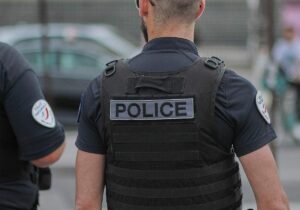Schüsse aus Auto nahe Paris: Ein Toter und mehrere Verletzte