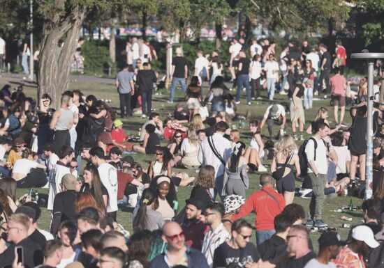 Opposition stärkt Jugend vor geplanten Protesten den Rücken