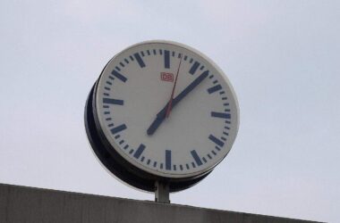 Uhren auf Normalzeit umgestellt