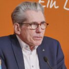 DAK-Chef fürchtet Belastung Kinderloser durch Pflegereform
